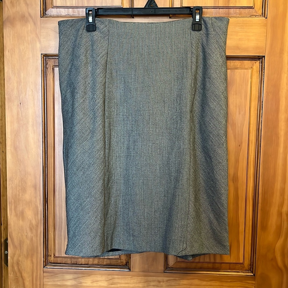 Essential Worthington skirt with gathered pleats on hemline. Size 16